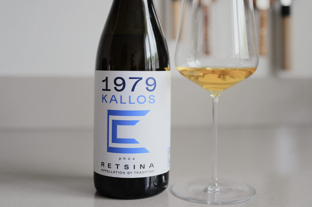 Fles 1979 Kalos 2020 Griekse retsina van Assyrtiko op een houten tafel