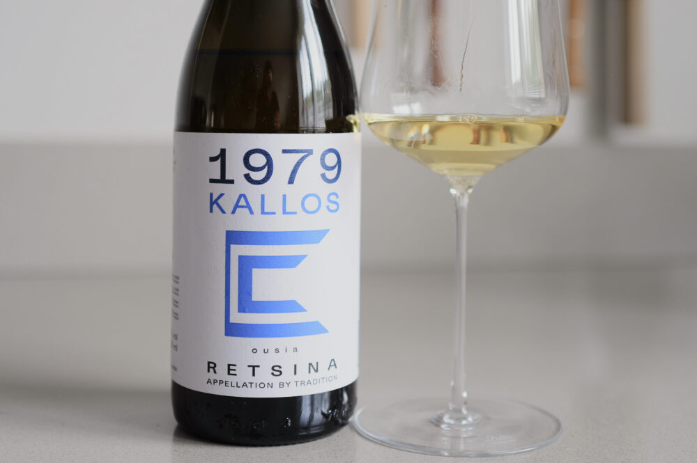 Fles 1979 Kalos Stergianos 2022 Griekse retsina met bergbos op de achtergrond