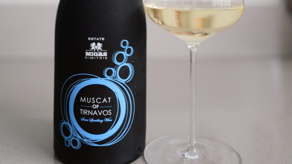 Black Muscat of Tirnavos semi sparkling van Domaine Migas Dimitris, goudgeel met delicate belletjes