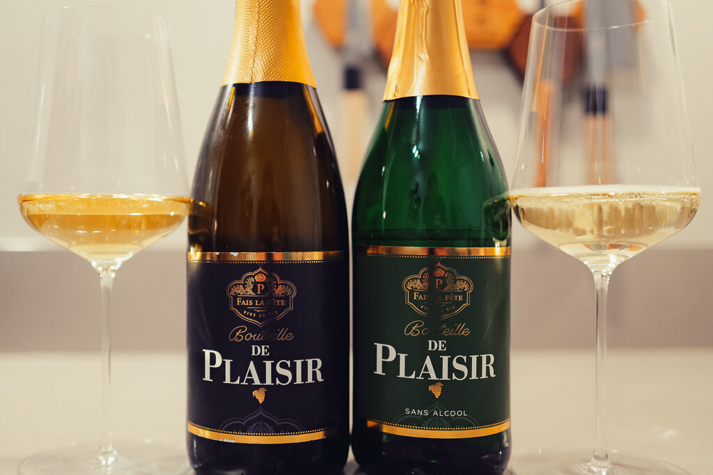 Bouteille de Plaisir alcoholvrije en traditionele Riesling sekt flessen met viltstift en cadeauverpakking