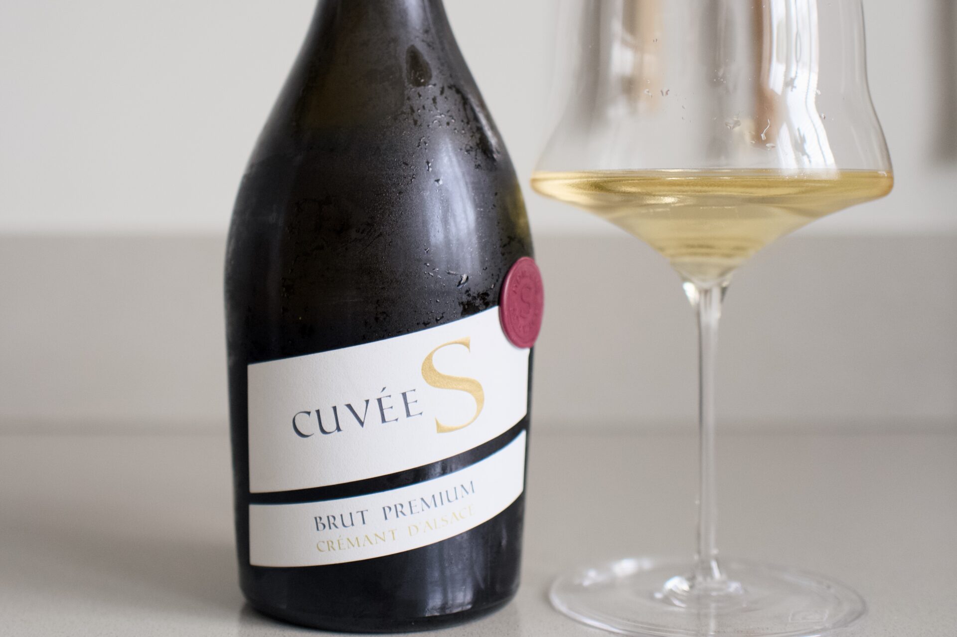 Twee glazen naast elkaar: Champagne en crémant voor een blind proefje