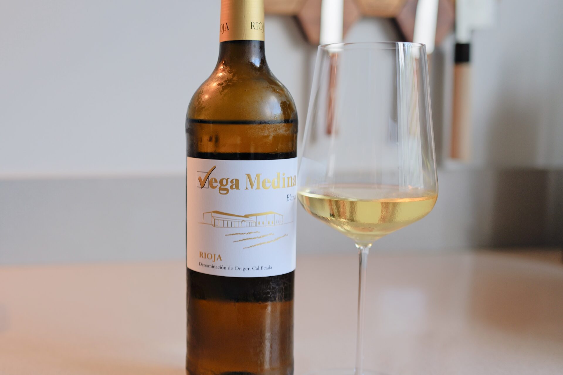 Fles Viñedos Y Bodegas Lyng Vega Medina Blanco, Spaanse witte wijn uit Castilla y León