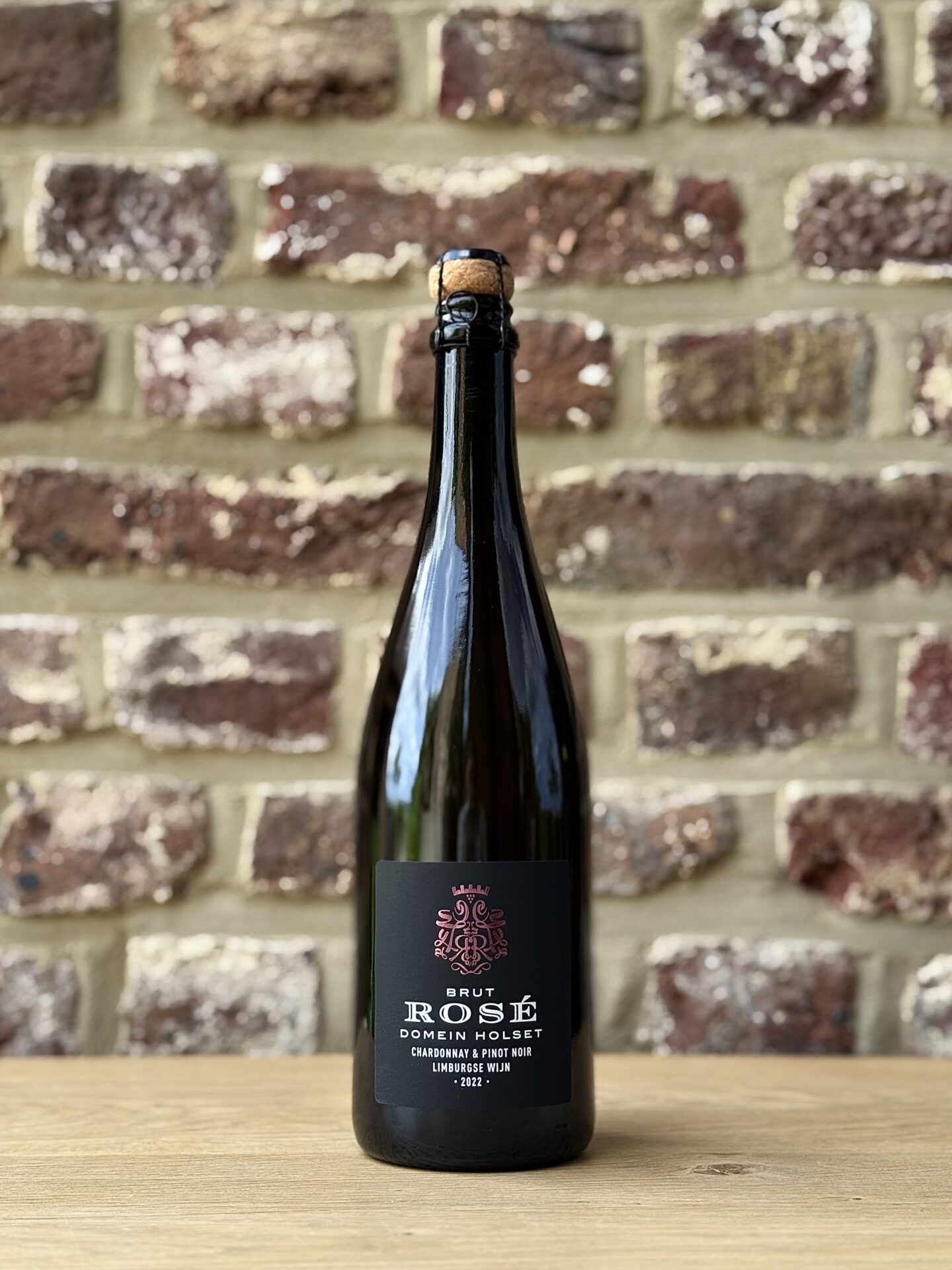 Fles Domein Holset Rosé Brut 2022, Nederlandse mousserende wijn uit Zuid-Limburg