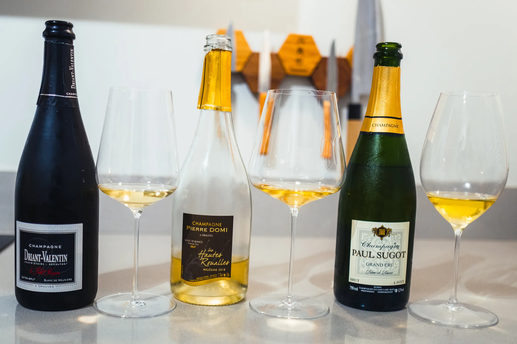 Kleine champagneproducent met flessen en proefglazen