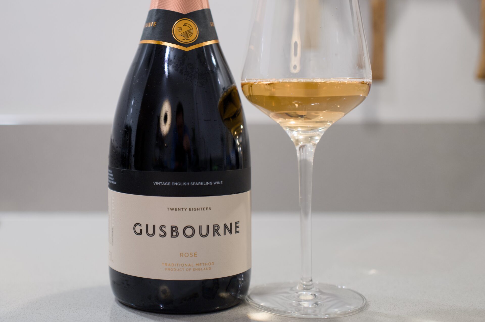 Gusbourne Rosé mousserende wijn met zalmpink bubbels in een glas
