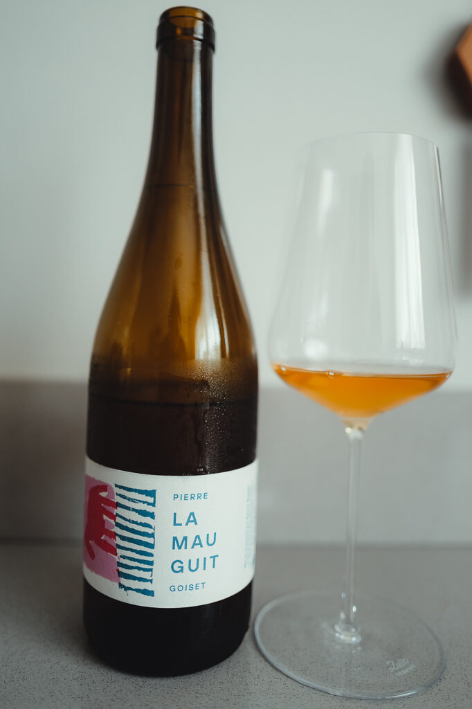 La Mauguit 2022 Pierre Goiset Muscadet fles naast een glas