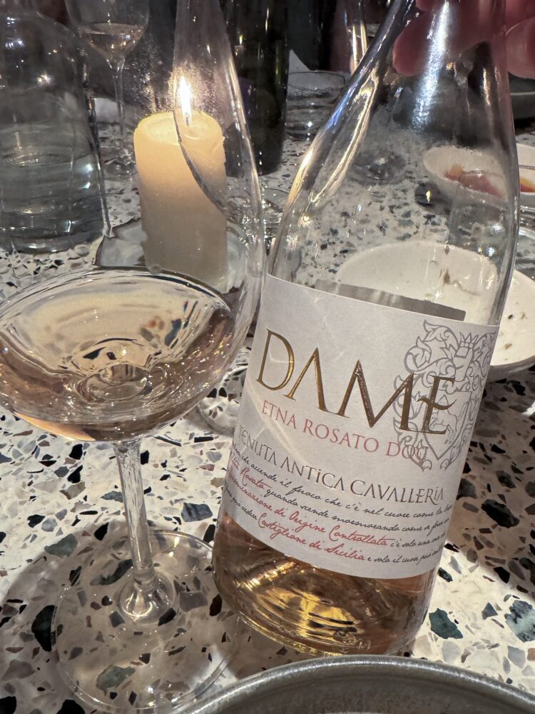 Wijngaard van Tenuta Antica Cavalleria op vulkanische Etna-bodem