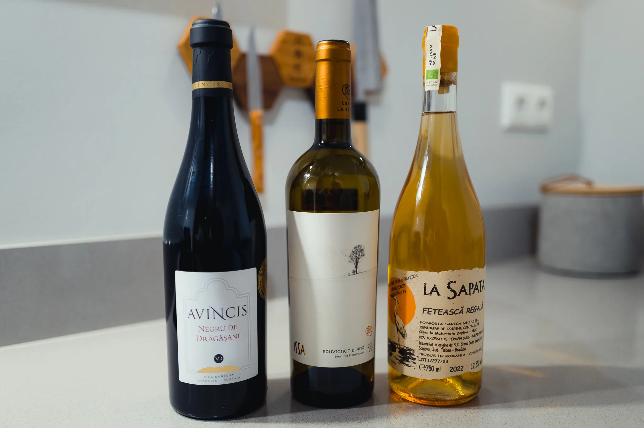Meerdere flessen Roemeense wijnen van MICU op een tafel