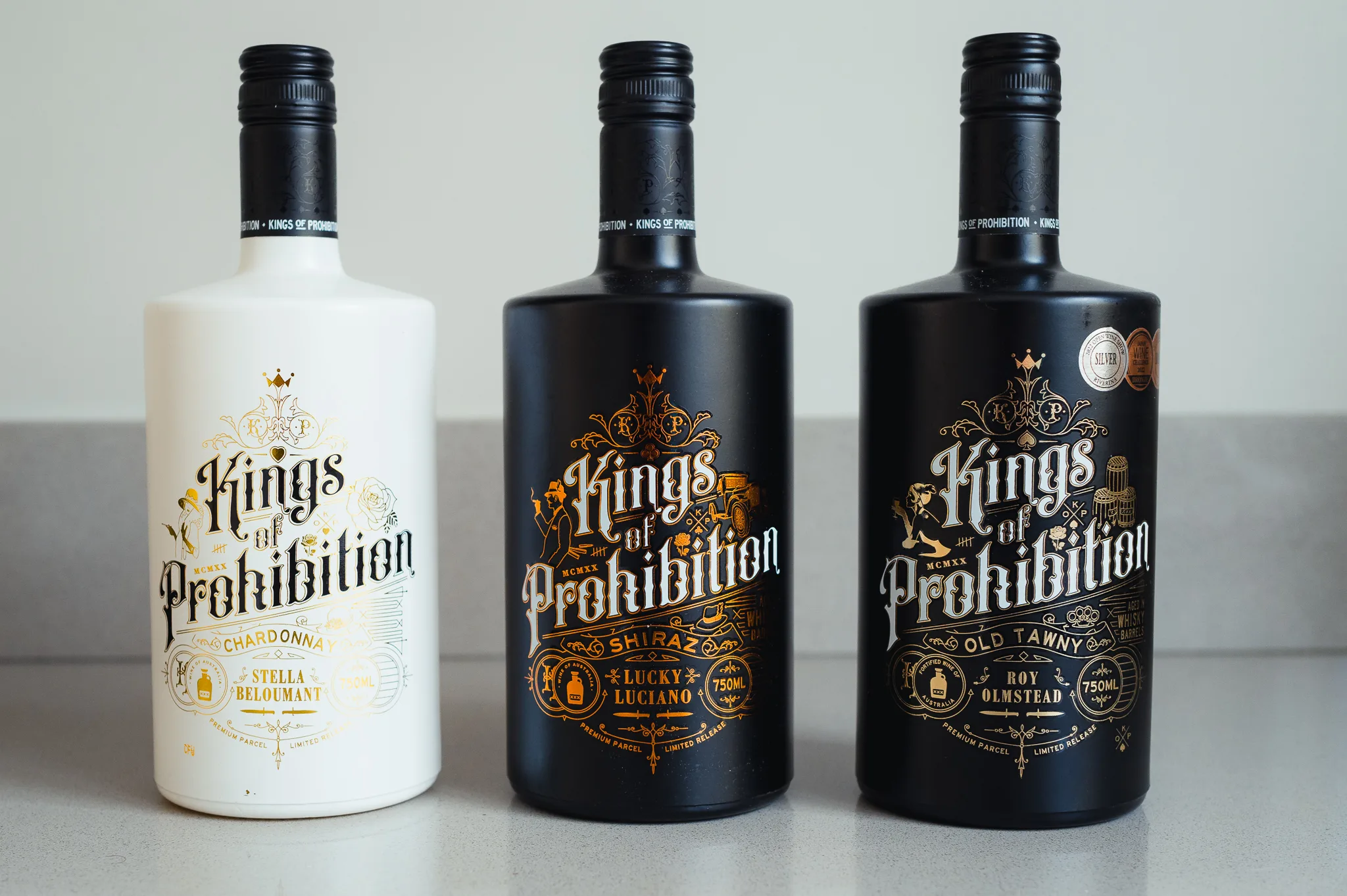 Flessen Kings of Prohibition wijn met art-deco labels