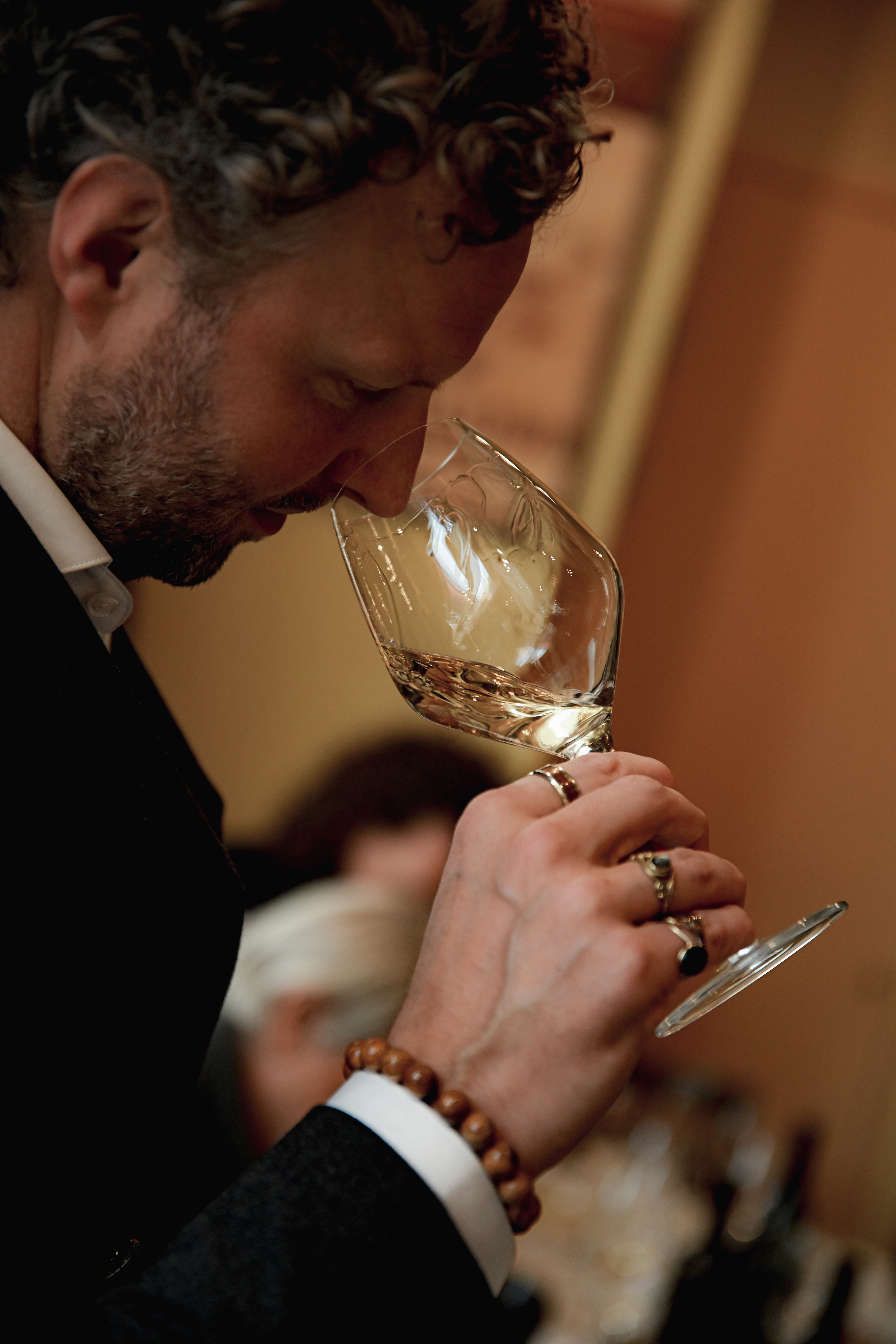 Betty Koster presenteert de kazen naast de Fino's