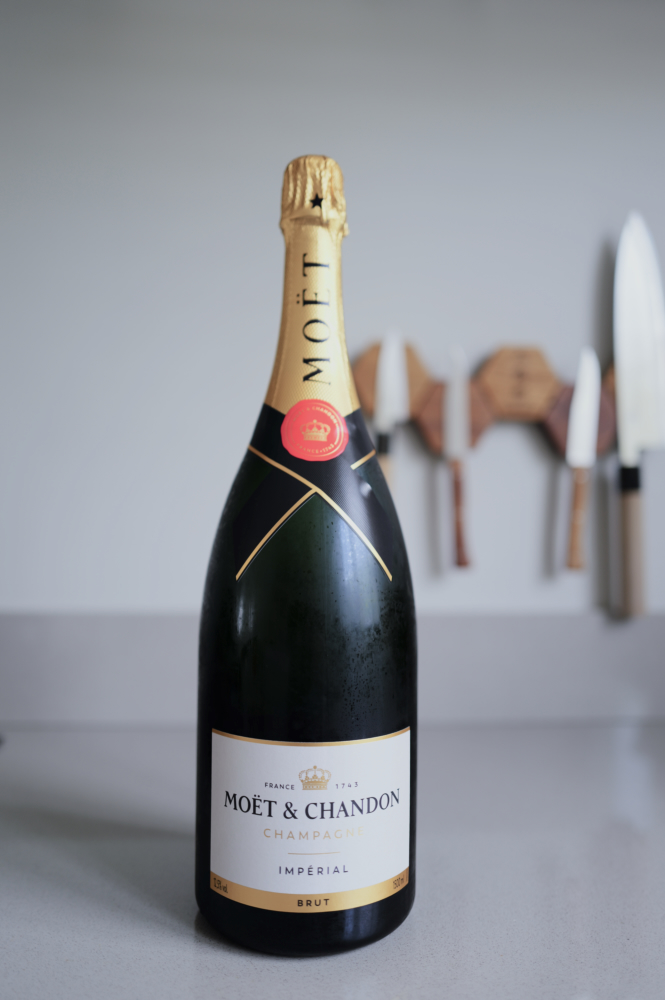 Magnum Moët & Chandon Brut Impérial met witte etiket en gouden hals, klaar voor de proeverij